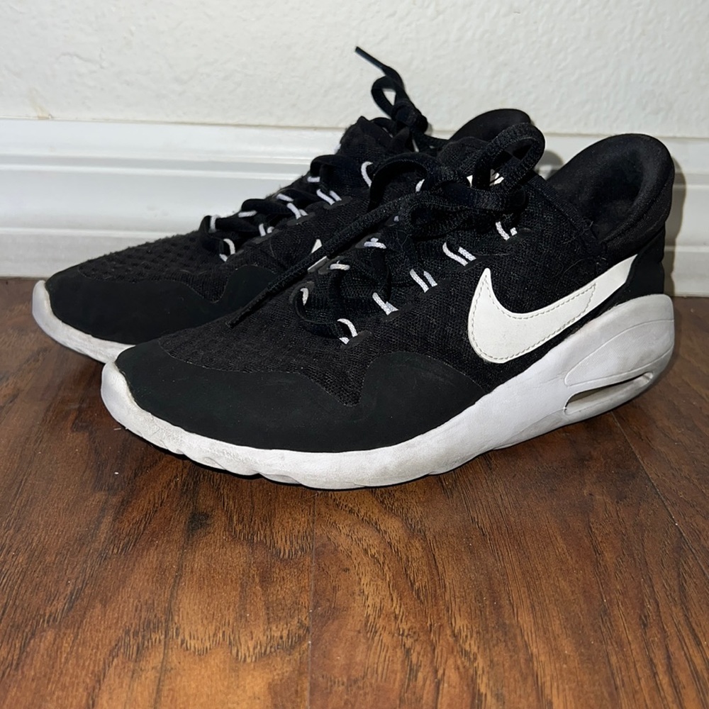 Black Nike tennis shoes